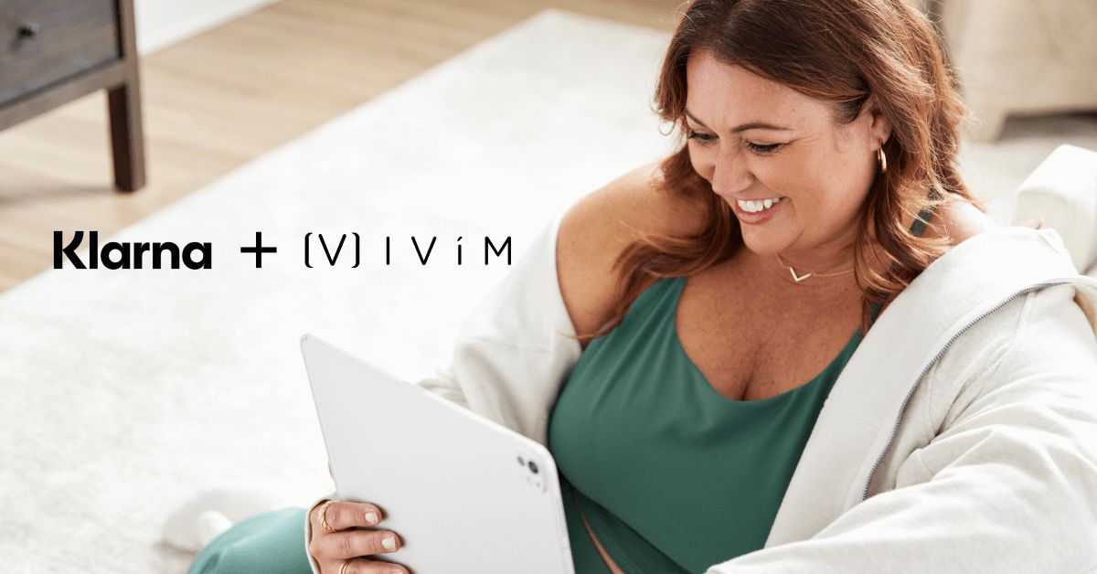 Woman exploring membership options and Klarna payment plans on her computer for Ivím Health's weight loss program.